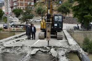 Gümüşhane’de riskli köprünün yıkımı başladı