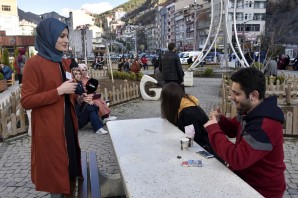 İşaret dili kursiyerlerinden Gümüşhane caddelerinde sosyal deney