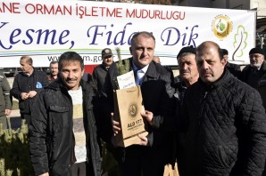 Gümüşhane’de ‘Çam kesme, fidan dik’ sloganıyla vatandaşlara çam fidanı dağıtıldı