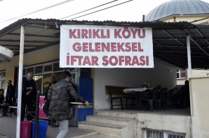 Bu köyde yıllardan beri Ramazan ayında yoldan geçene ücretsiz iftar veriliyor...