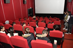 Gümüşhane'de çocuklar sinema keyfiyle bilinçleniyor