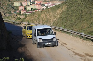 Hastane yolunu 27 gün sonra yine kapattı