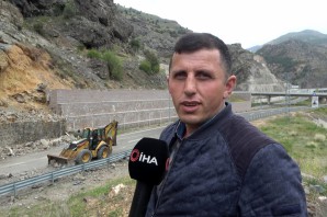 Dev kayalar karayolunu ulaşıma kapattı