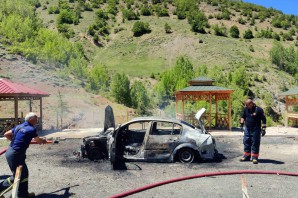 Gümüşhane’de park halindeki otomobil alev alev yandı