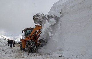 Gümüşhane’de seçim için 6 metrelik kar kütleleri...