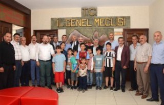 Çocuklar futbol sahası için İl Genel Meclisini...