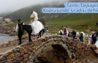 Tarihi köprüde defile