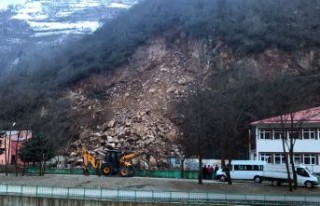 Gümüşhane’de dağdan kopan kayalar okulun bahçesine...