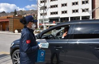 Gümüşhane Belediyesi vatandaşlara maske dağıttı