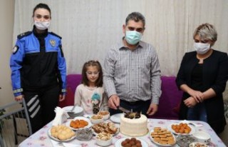 Polislerden acil servis hemşiresine doğum günü...