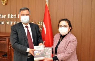 Filiz öğretmen kitabını Doğan’a takdim etti