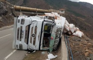 Gümüşhane'de saman yüklü tır devrildi:...