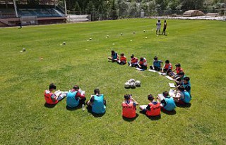 Önce kitap okuyorlar, sonra futbol oynuyorlar