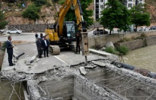 Gümüşhane’de riskli köprünün yıkımı başladı