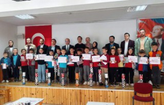 Torul’da minik öğrenciler satranç yarışmasında...