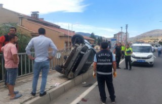 Takla atan araç kaldırımda yürüyen kadın ve...