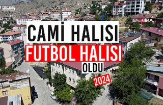 Çocukların ilgisi artsın diye cami halısı futbol...