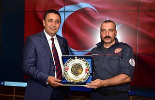 Harşit Çayı’ndaki Türk Bayrağını alan İtfaiye...