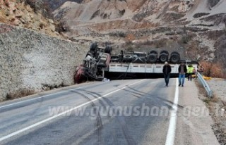 Gümüşhane’de boru yüklü tır duvara çarptı:...