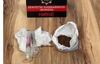 Narkotik operasyonunda bonzai ve uyuşturucu aparatı...