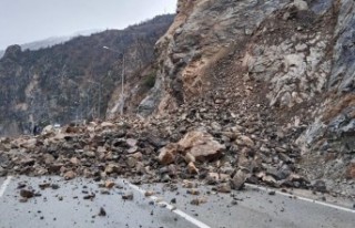 Gümüşhane-Giresun karayolu heyelan nedeniyle 1...