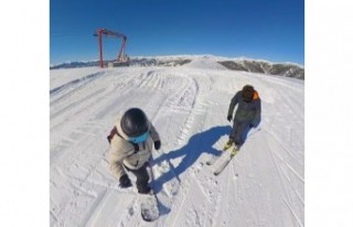 Snowboardcu ile kayakçı kozlarını Zigana Dağı'nda...