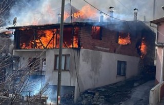 Gümüşhane’deki yangında 2 çatı ve 1 ambar...