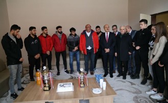 BESYO Voleybol erkek takımı şampiyon oldu