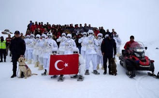 JAK timleri Zigana Dağında üniversite öğrencilerine çığda arama eğitimi verdi