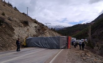 Gümüşhane'de kontrolden çıkan tır yan yattı: 1 yaralı