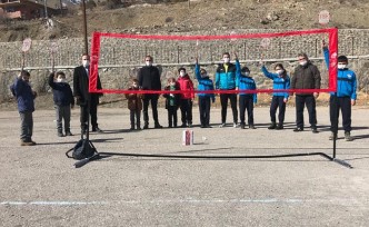 Köylerdeki çocuklar Badminton ile tanışıyor