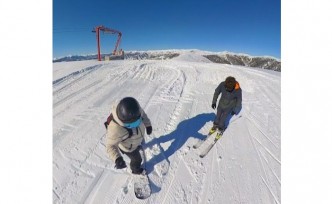 Snowboardcu ile kayakçı kozlarını Zigana Dağı'nda paylaştı