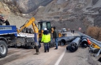 Gümüşhane’de boru yüklü tır duvara çarptı: 1 ağır yaralı