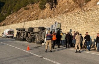 Gümüşhane’de yem yüklü tır devrildi: 2 yaralı