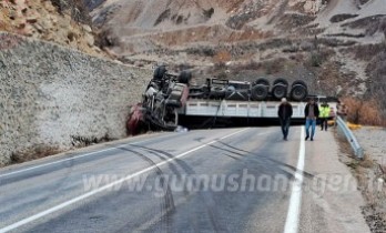 Gümüşhane’de boru yüklü tır duvara çarptı: 1 ağır yaralı