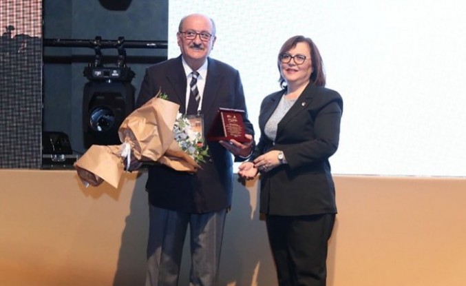 Prof.Dr.Muzaffer Metintaş’a üstün başarı ödülü verildi