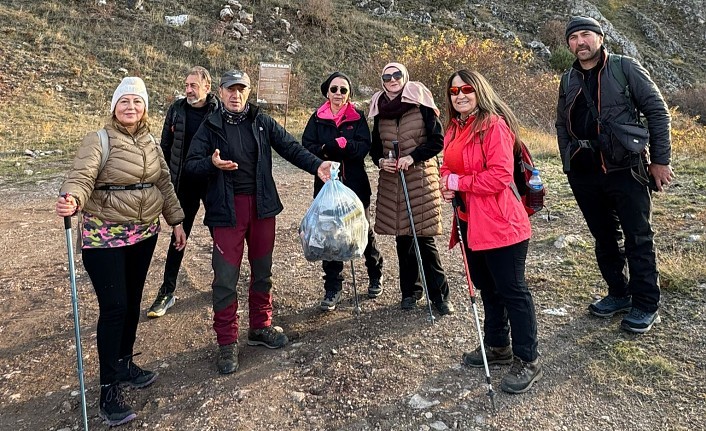 Keçi Kalesinde çevre temizliği yapan doğaseverlerden duyarlılık çağrısı