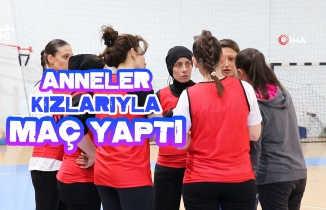 Gümüşhane’de anneler ve kızları voleybol maçında karşılaştı