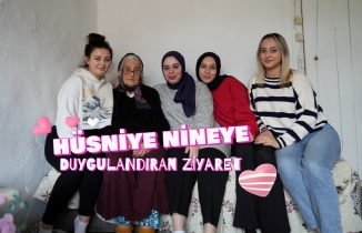 Üniversite öğrencisi genç kızlardan 98 yaşındaki Hüsniye nineye duygulandıran dokunuş